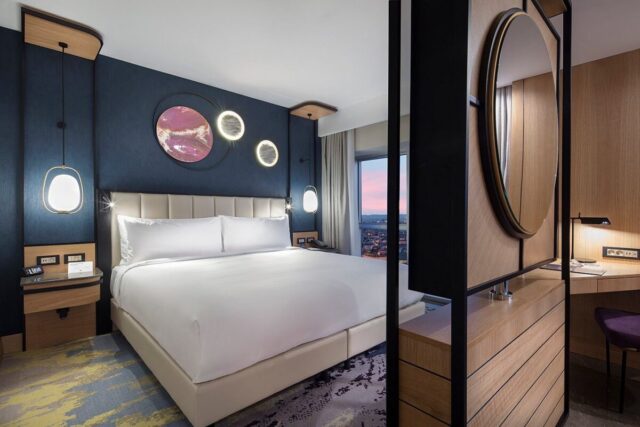 doubletree-by-hilton turnable tv unit DoubleTree by Hilton Afyonkarahisar Lobi İç Mekan Tasarımı